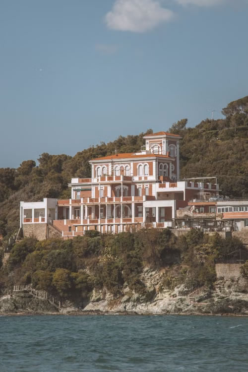 Villa de luxe avec vue sur la Méditerranée sur la Côte d’Azur